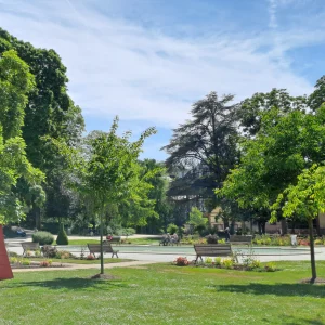 Le jardin botanique d'Évreux vu depuis l'entrée du parc, lors d'une journée ensoleillée. L'endroit idéal pour un Safari nature C4U Aventures.