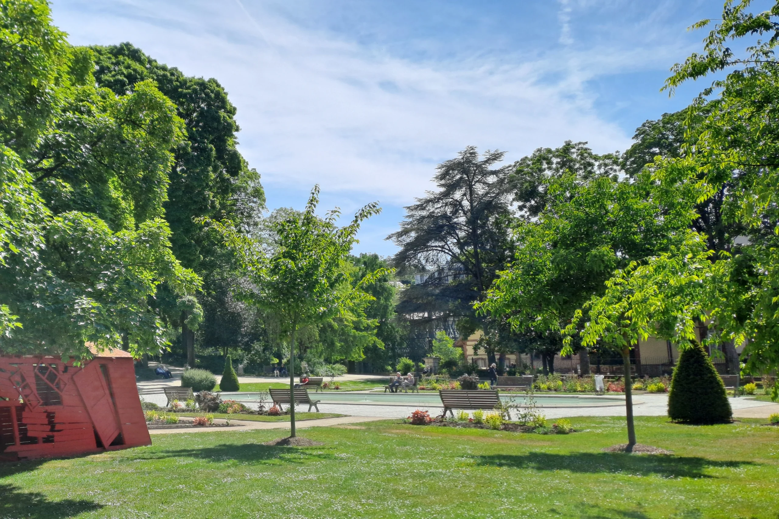 Le jardin botanique d'Évreux vu depuis l'entrée du parc, lors d'une journée ensoleillée. L'endroit idéal pour un Safari nature C4U Aventures.