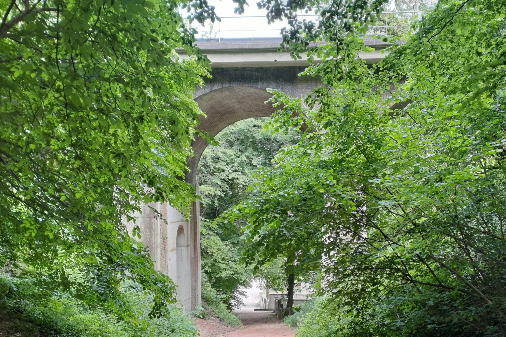 Le viaduc ferroviaire marquant l'entrée nord du Massif de la Madeleine d'Évreux, en milieu de printemps. L'une des nombreuses curiosités que vous pouvez découvrir au cours d'un Circuit nature C4U.