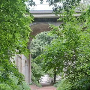 Le viaduc ferroviaire marquant l'entrée nord du Massif de la Madeleine d'Évreux, en milieu de printemps. L'une des nombreuses curiosités que vous pouvez découvrir au cours d'un Circuit nature C4U.