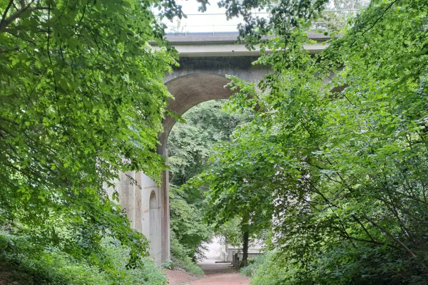 Le viaduc ferroviaire marquant l'entrée nord du Massif de la Madeleine d'Évreux, en milieu de printemps. L'une des nombreuses curiosités que vous pouvez découvrir au cours d'un Circuit nature C4U.