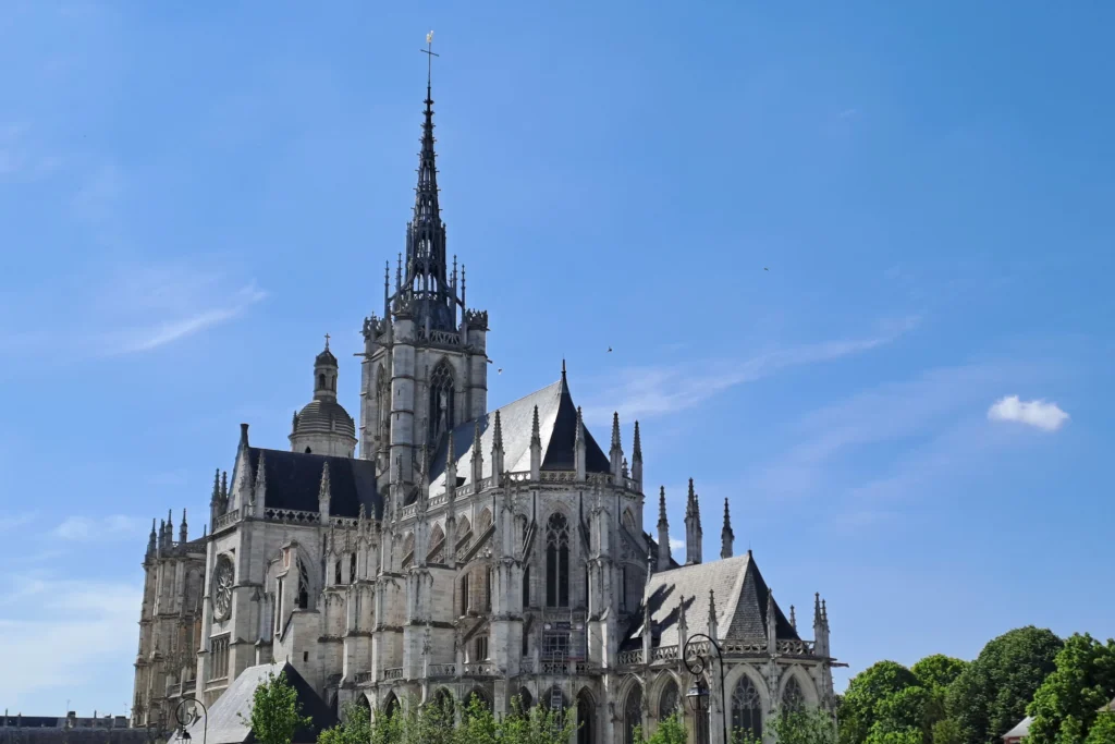 La cathédrale d'Évreux vue depuis le jardin de l'évêché, lors d'une journée ensoleillée. L'endroit idéal pour un Safari urbain C4U Aventures.