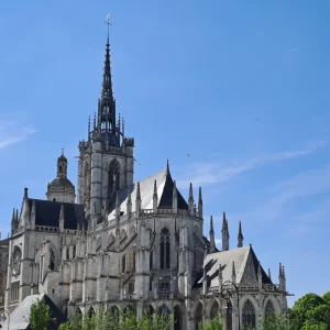 La cathédrale d'Évreux vue depuis le jardin de l'évêché, lors d'une journée ensoleillée. L'endroit idéal pour un Safari urbain C4U Aventures.