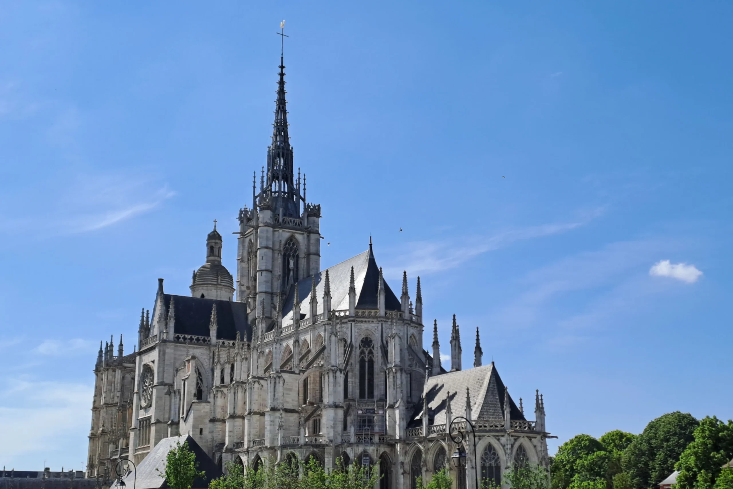 La cathédrale d'Évreux vue depuis le jardin de l'évêché, lors d'une journée ensoleillée. L'endroit idéal pour un Safari urbain C4U Aventures.