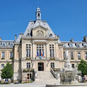 L'hôtel de ville d'Évreux vu depuis la place de l'hôtel de ville, lors d'une journée ensoleillée. L'endroit idéal pour un Safari urbain C4U Aventures.