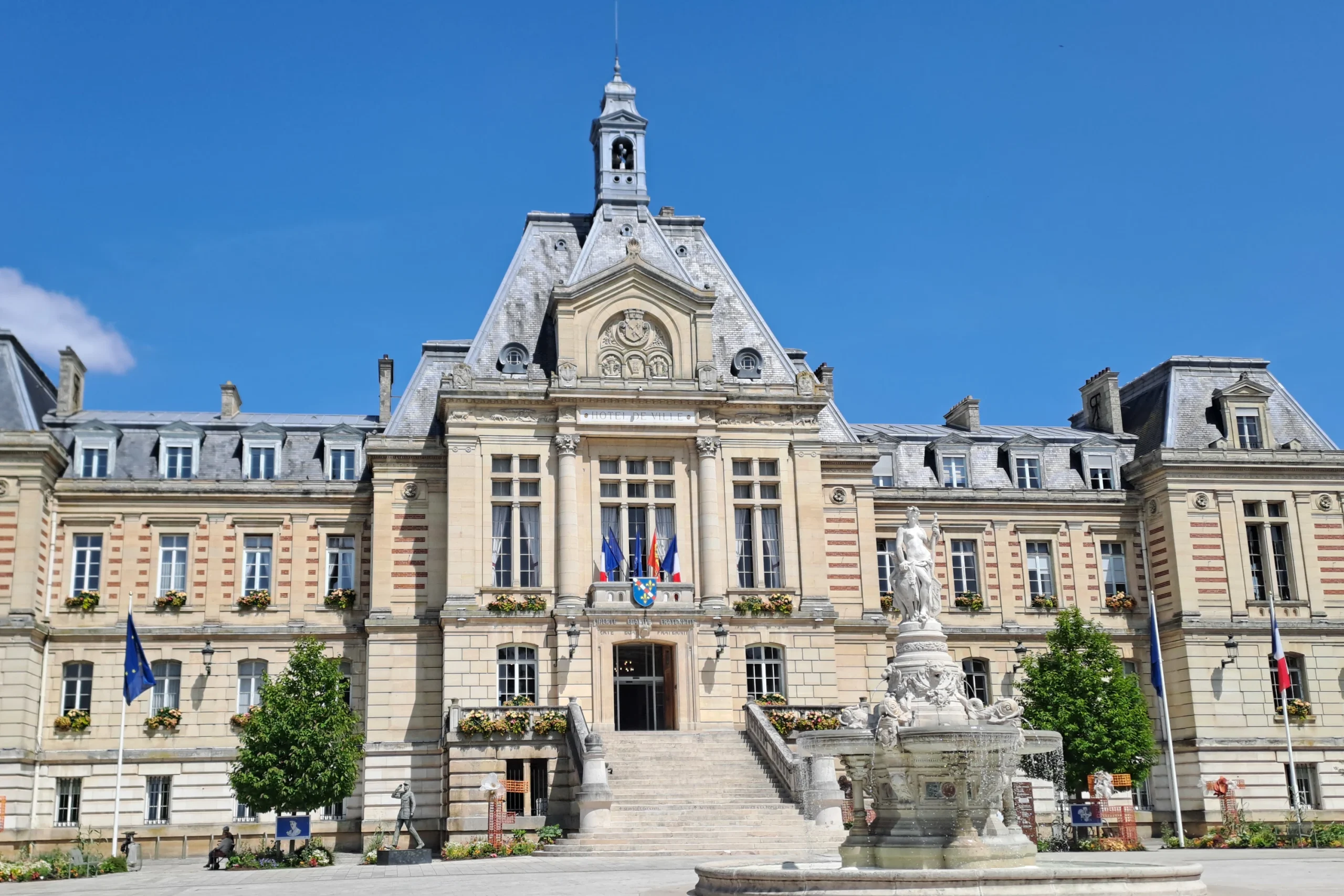 L'hôtel de ville d'Évreux vu depuis la place de l'hôtel de ville, lors d'une journée ensoleillée. L'endroit idéal pour un Safari urbain C4U Aventures.