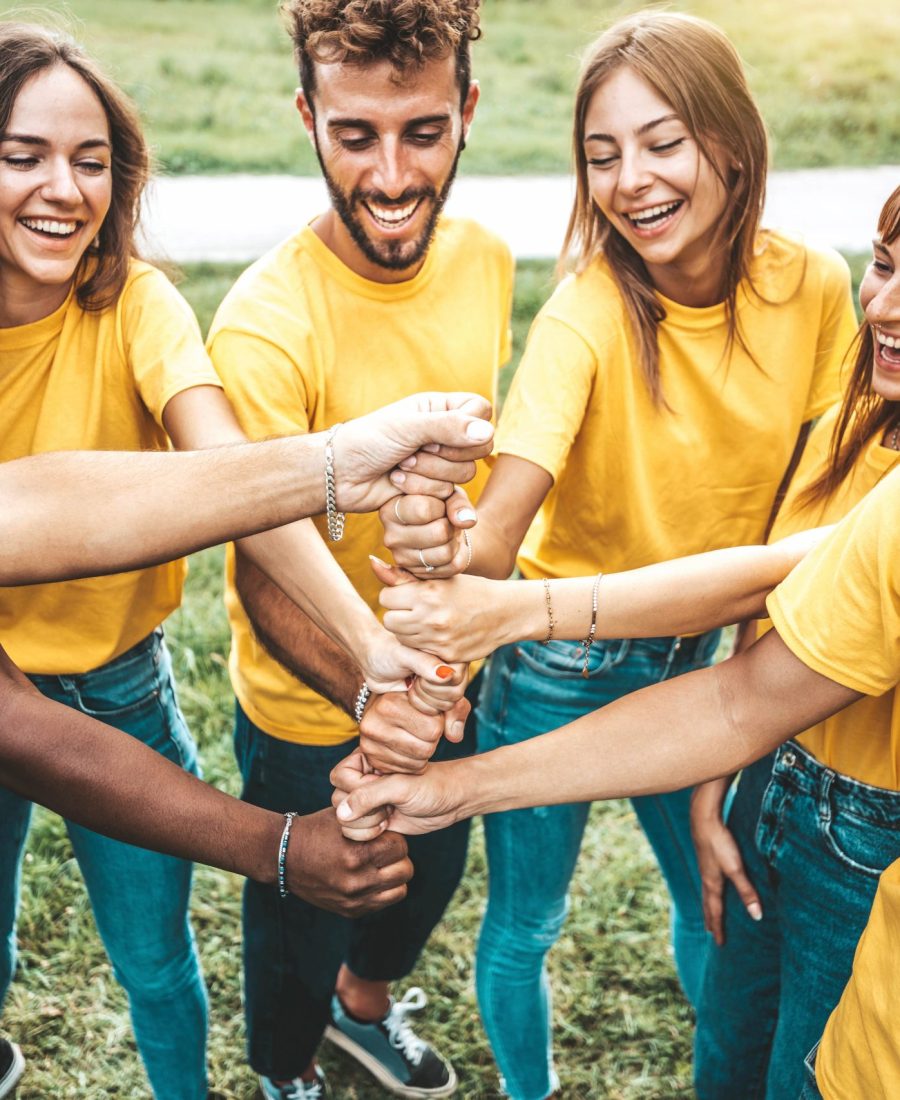 Multiracial happy young people stacking hands outside – Youth co olympiades jeux bon enfant JDR jeux de rôles grandeur nature